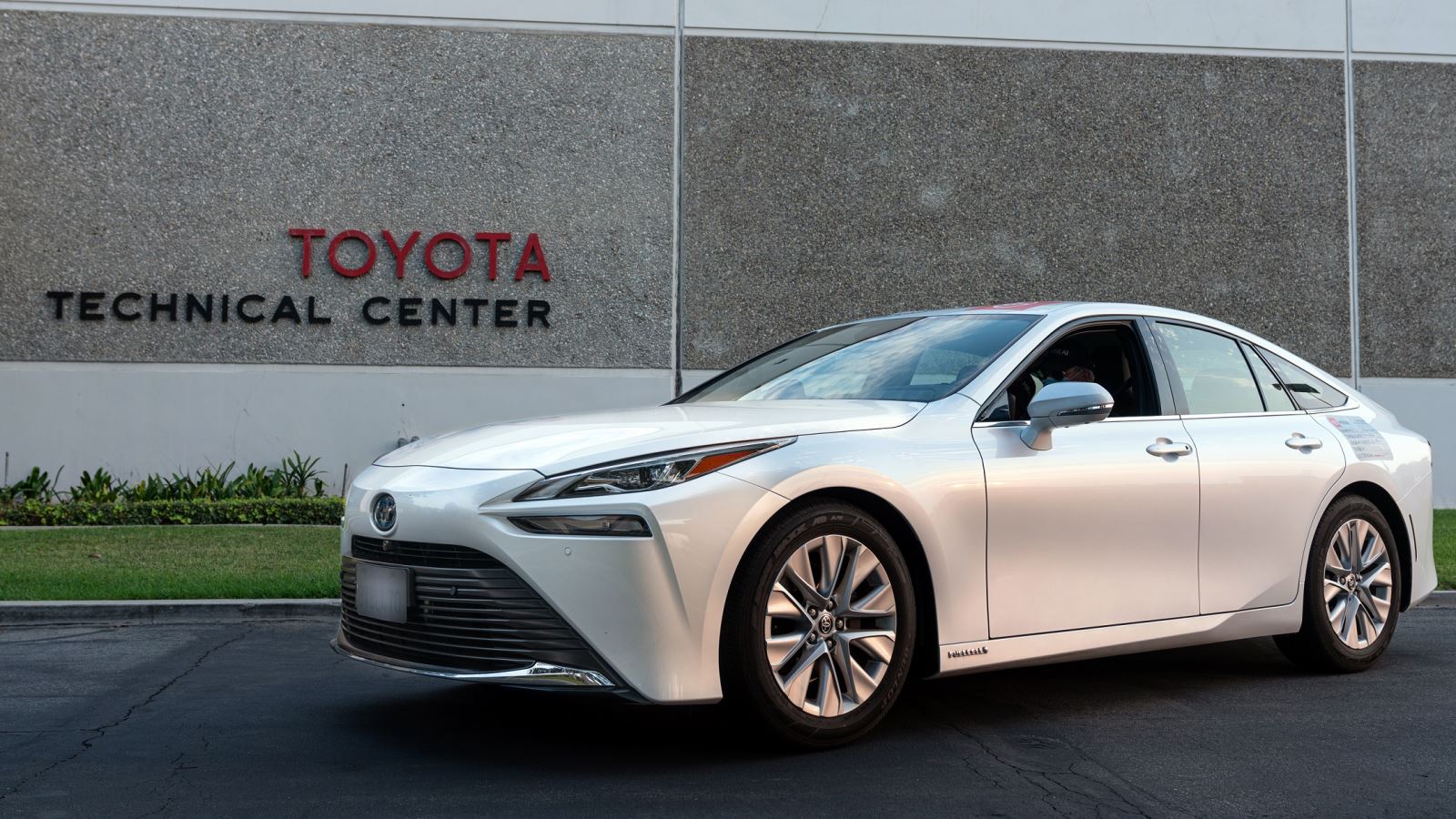 Toyota Mirai Sets New Guinness World Record with 1,360 km Zero Emission Journey 