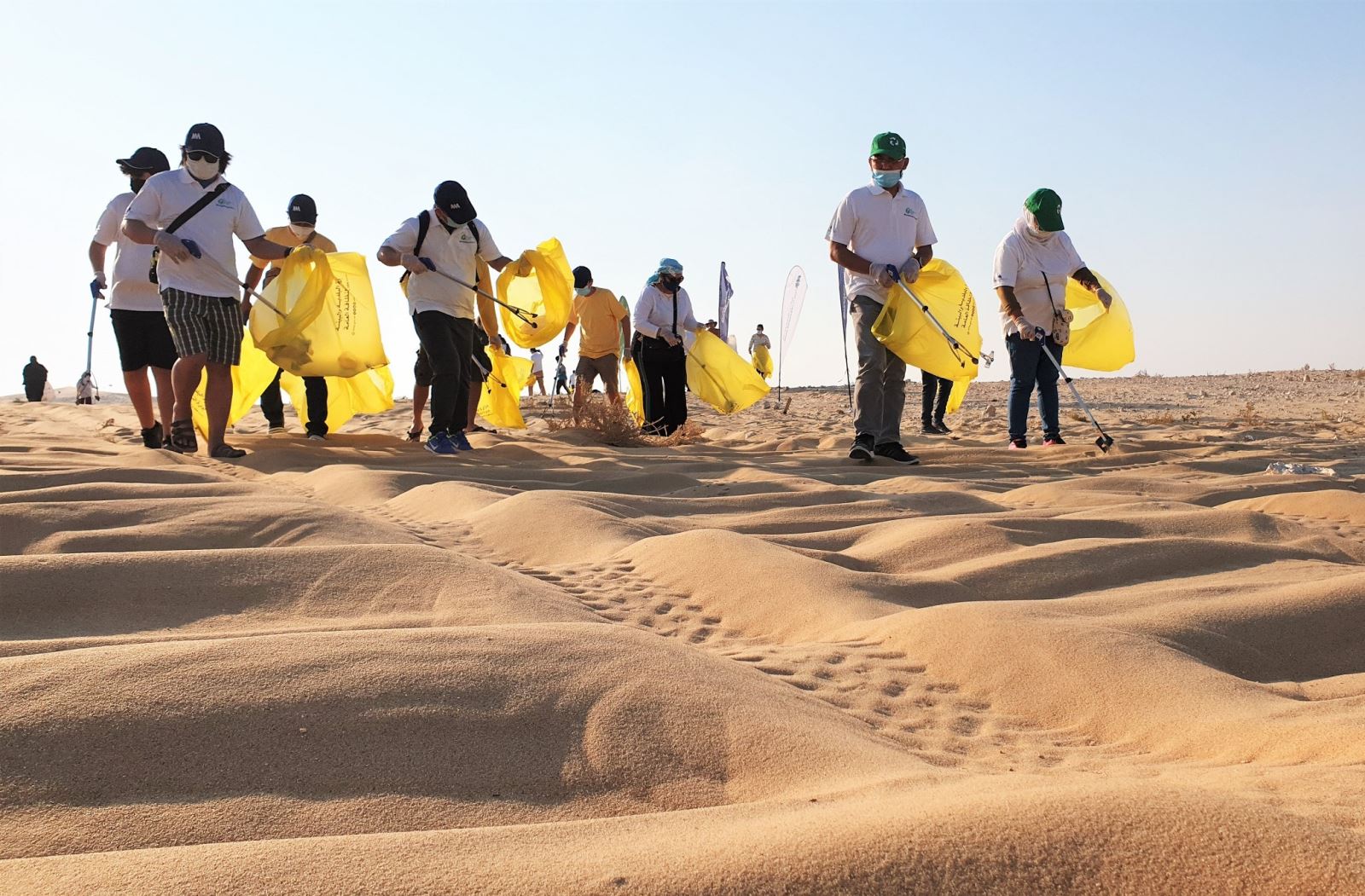 تعاون بين شركة عبدالله عبدالغني وإخوانه ومشروع الدوحة للأعمال البيئية لإجراء عملية تنظيف الكثبان الرملية